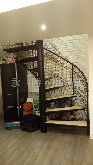 龍骨圓梯側邊及下方圍阻網