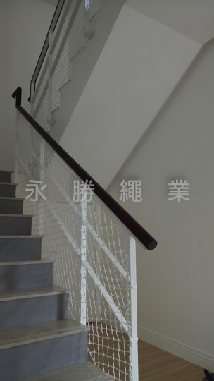 扶手下方圍阻網