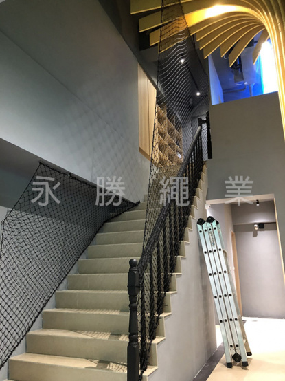扶手上下圍阻網+側邊防撞網