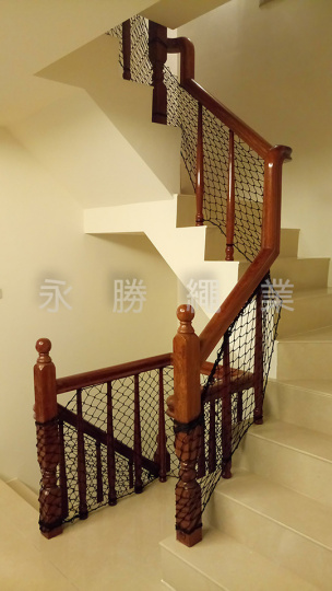 多轉折梯扶手下方圍阻網