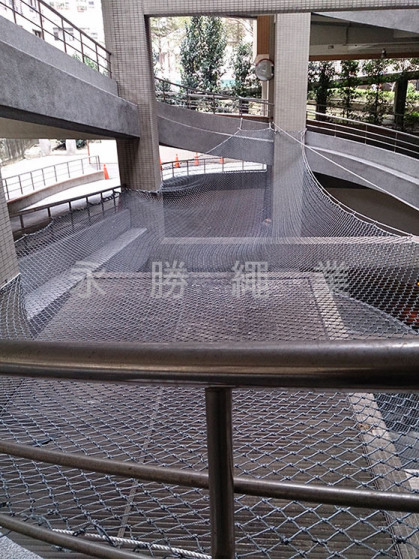 迴旋停車場防墜網