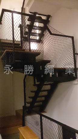 龍骨梯側邊及下方圍阻網